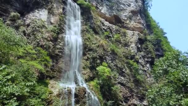 Zhangjiajie China August 2019 People Walking Scenic Path Beautiful Waterfall — Stock Video