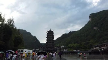 Zhangjiajie, Çin - Ağustos 2019: Hunan Eyaleti 'nin başkenti Zhangjiajie' ye giden Wulingyuan çıkışından çıkan kalabalık