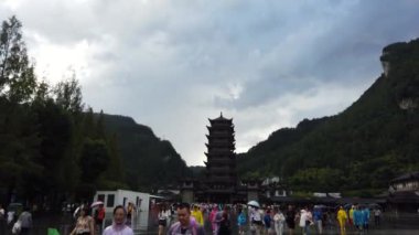 Zhangjiajie, Çin - Ağustos 2019: Hunan Eyaleti 'nin başkenti Zhangjiajie' ye giden Wulingyuan çıkışından çıkan kalabalık