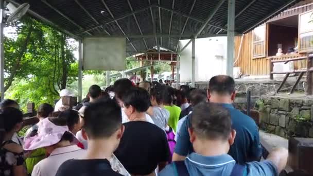 Zhangjiajie Chiny Sierpień 2019 Ogromne Tłumy Turystów Niezwykle Długiej Kolejce — Wideo stockowe