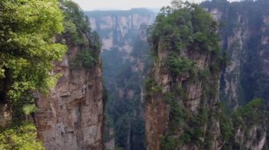 Tianzi sıradağlarındaki Cennet Sütunları Hallelujah Dağı Avatar Dağları Doğa Parkı, Zhangjiajie, Çin