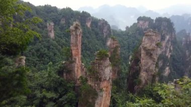 Zhangjiajie Ulusal Parkı 'ndaki Tianzi dağlarının taş sütunlarının panoramik manzarası Çin' in Hunan Eyaleti, Wulingyuan 'da ünlü bir turistik merkezdir.