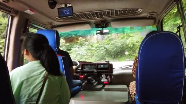 Zhangjiajie China Augustus 2019 Bus Met Toeristen Die Een Scherpe — Stockvideo