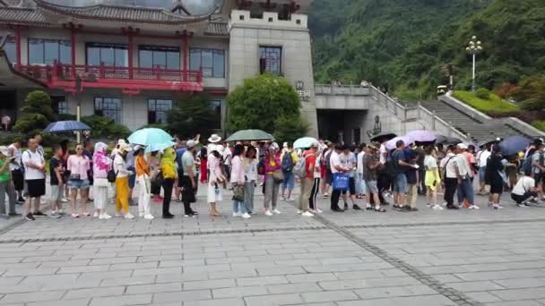 張家界市 8月2019 張家界国立公園 湖南省の天門山の入り口に非常に長い列に大規模な観光客の群衆 — ストック動画