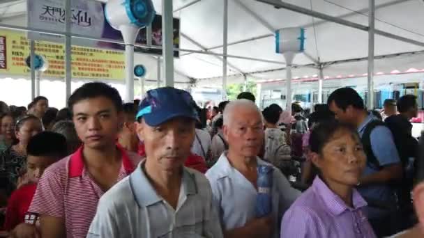 Zhangjiajie China Agosto 2019 Multitudes Turísticas Masivas Una Cola Extremadamente — Vídeo de stock