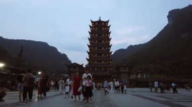 Wulingyuan, Çin - Ağustos 2019: Hunan Eyaleti 'ndeki Zhangjiajie Milli Parkı' na giden Wulingyuan çıkışından çıkan kalabalık