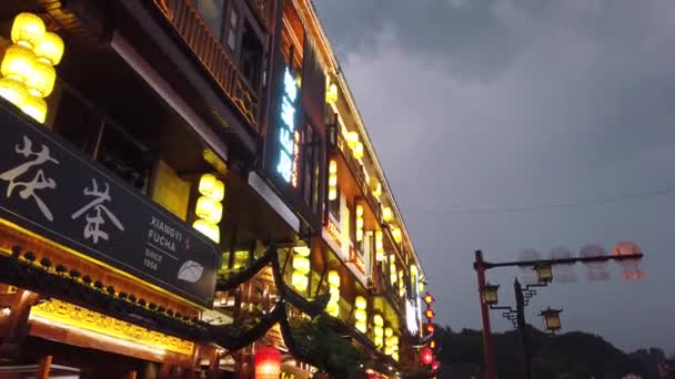 Wulingyuan Kina Augusti 2019 Reklam Neon Över Kinesisk Restaurang Livlig — Stockvideo