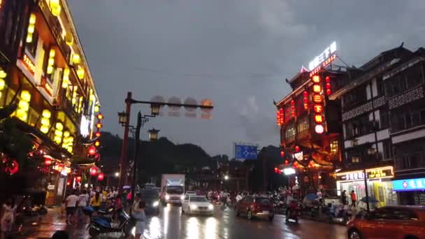 中国武陵源 2019年8月 黄昏时分 城里一条繁忙的大街上 交通和建筑物上的灯火通明 破坏了人们的生活 — 图库视频影像