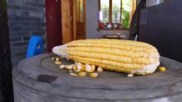 武陵源町の路上市場でトウモロコシや穀物が丸まって回転する — ストック動画