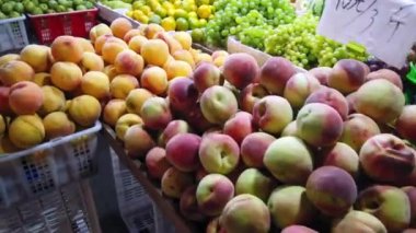 Şeftali ve üzümler Wulingyuan, Hunan Eyaleti, Orta Çin 'de bir markette satışta.