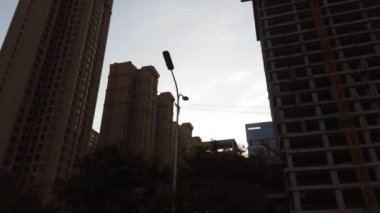Yaz sabahı Xian şehrinde yüksek katlı apartman blokları, Şanksi Eyaleti, orta Çin