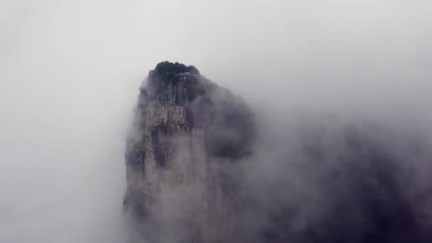 Pohled Masivní Vertikální Kamenný Pilíř Pohoří Tianmen Obklopený Nízkými Ranními — Stock video