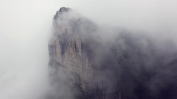 Widok Masywnego Pionowego Kamiennego Filaru Gór Tianmen Pochłoniętych Niskimi Porannymi — Wideo stockowe