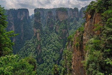 En Büyük Doğal Köprü 'nün yakınındaki sahne bakış açısı 