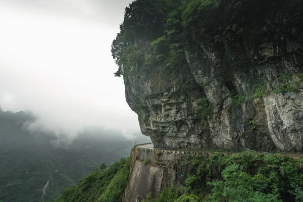 天門山への危険な道路 — ストック写真