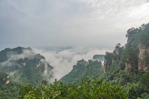 Lage wolken overspoelen stenen pilaren van Tianzi bergen in Zhangj — Stockfoto