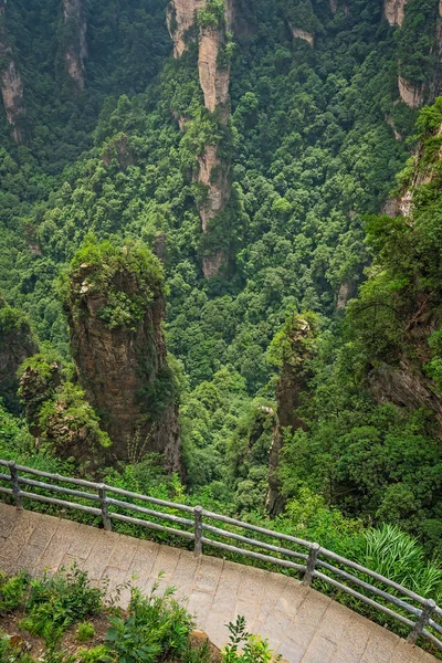 Gångväg i Tianzibergen i Zhangjiajie — Stockfoto