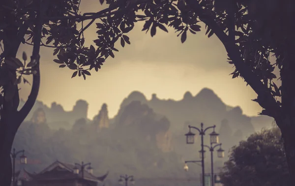 Vue des formations karstiques rocheuses à Zhangjiajie — Photo
