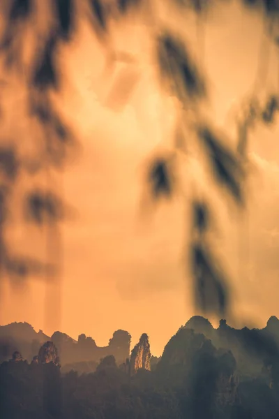 張家界市の岩のカルスト山の上にオレンジの空 — ストック写真