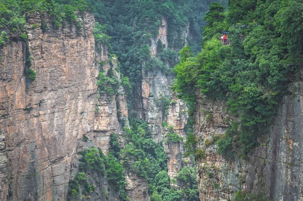 Turister på utsiktsplatsen ovanför den största naturliga bron — Stockfoto