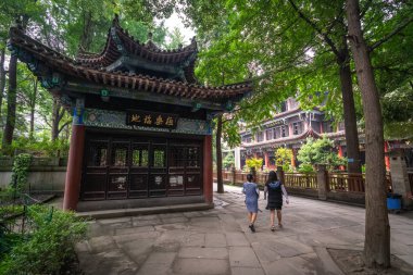 Wenshu Manastırı 'ndaki tapınağa doğru yürüyen turistler