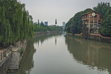 Jin Nehri ve Chengdu şehrindeki eski değirmen binası.