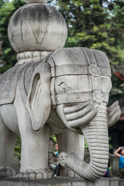 Escultura de elefante en el monasterio de Wenshu — Foto de Stock