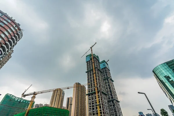 Chengdu şehrinde apartman daireleri inşa ediyor.