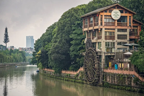 Río Jin y antiguo edificio del molino en la ciudad de Chengdu — Foto de Stock