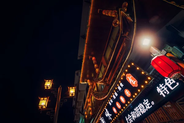 Reclame neon over chinees restaurant — Stockfoto