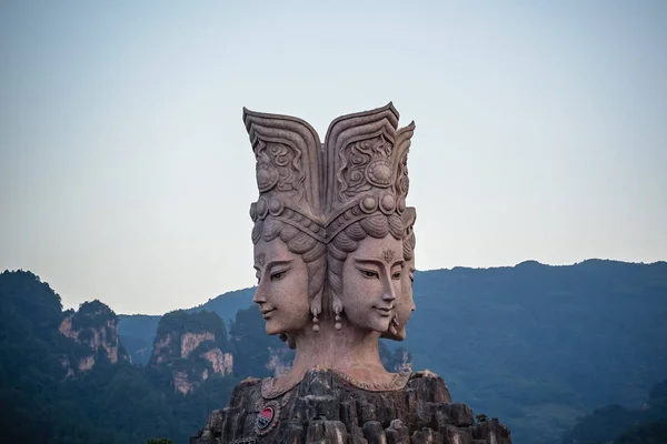 Viergesichtige Skulptur am Eingang zum Romantikpark — Stockfoto