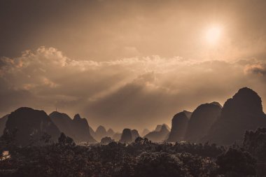 Güneşli, sıcak bir yaz gününde, Çin 'in Guangxi Eyaleti' nde, Yangshuo 'da güzel, etkileyici bir karst dağ manzarası.