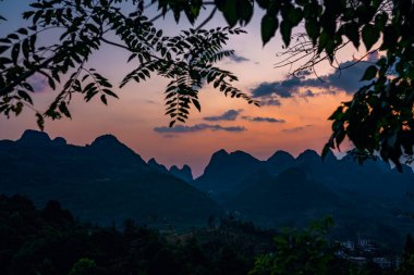 Xianggong Tepesi manzaralı güzel yeşil, gür ve yoğun karst dağ manzaralı gün batımında, Yangshuo, Guangxi Eyaleti, Çin
