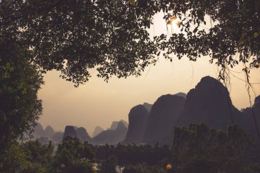 Güneşli, sıcak bir yaz gününde, Çin 'in Guangxi Eyaleti' nde, Yangshuo 'da güzel, etkileyici bir karst dağ manzarası.