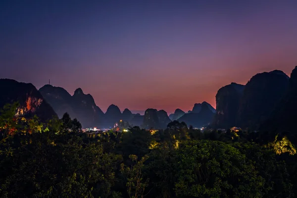 Hermoso Paisaje Montaña Kárstica Impresionante Yangshuo Después Del Atardecer Provincia —  Fotos de Stock
