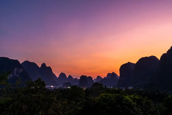 Hermoso Paisaje Montaña Kárstica Impresionante Yangshuo Atardecer Provincia Guangxi China —  Fotos de Stock