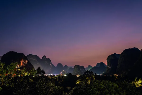 Όμορφο Εντυπωσιακό Τοπίο Karst Βουνό Στο Yangshuo Μετά Ηλιοβασίλεμα Guangxi — Φωτογραφία Αρχείου