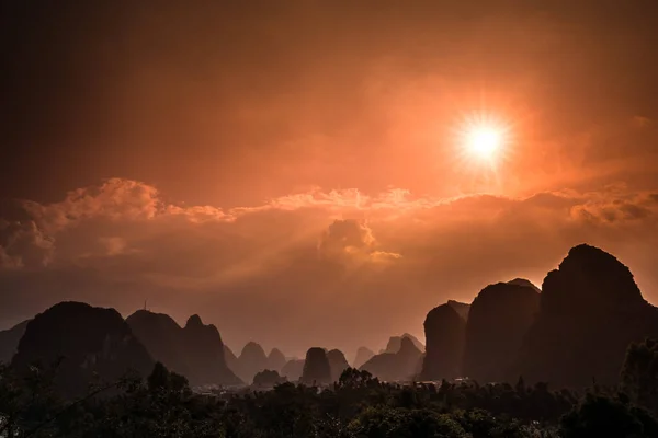 Prachtige Indrukwekkende Karst Berglandschap Yangshuo Voor Zonsondergang Een Zonnige Hete — Stockfoto