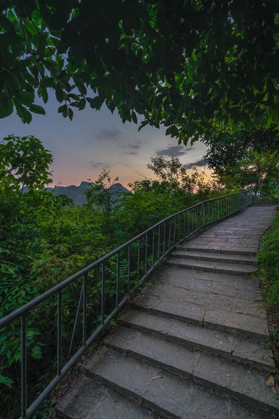 Steniga Trappor Promenadstig Och Stig Till Toppen Xianggong Hill Utsiktsplats — Stockfoto
