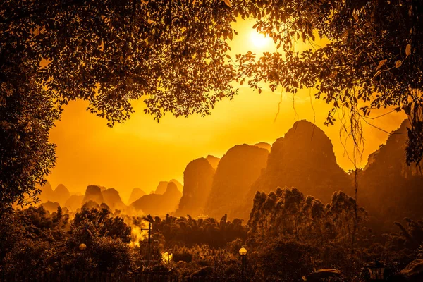 Bela Paisagem Impressionante Montanha Carste Yangshuo Antes Anoitecer Dia Quente — Fotografia de Stock