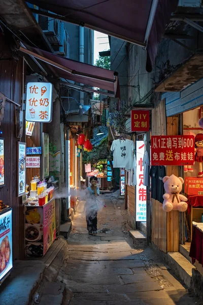 重慶市 8月2019 小さな男の子が夜に食べ物の屋台やお土産店の間の狭い路地で実行されている 慈チーコウ古代の町 — ストック写真
