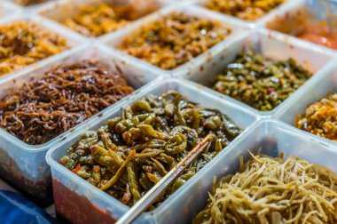 Açık büfe plastik kutular, Çin 'deki bir açık büfeden sipariş edilen baharatlı yiyeceklere eklentiler.