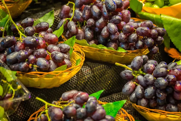 Stapel Verse Heerlijke Donkerrode Druiven Koop Markt China — Stockfoto