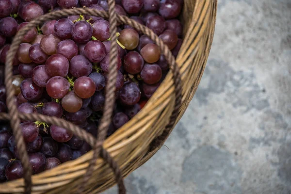 在地上的篮子里放了些新鲜的葡萄 — 图库照片