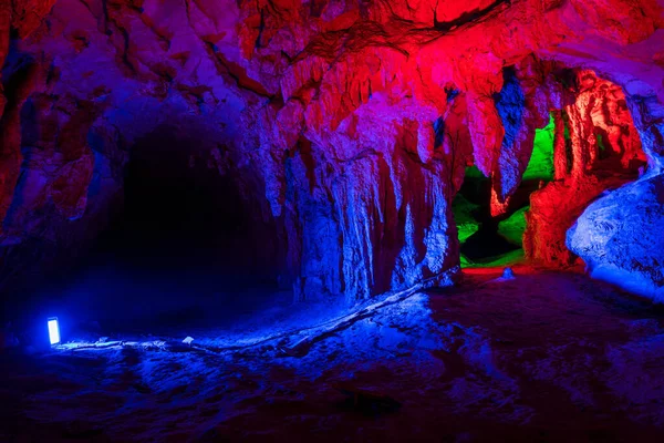 位于湖南省张家界的美丽的黄龙洞 世界奇观 的内部 闪烁着蓝光和红光 令人叹为观止 — 图库照片