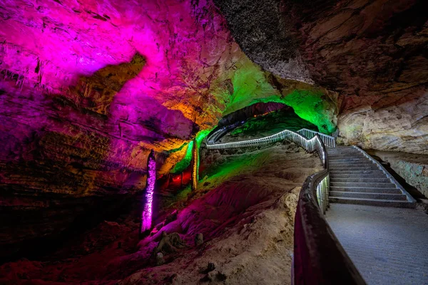 湖南省张家界 黄龙洞内明亮的楼梯和小径也被称为世界奇观 — 图库照片