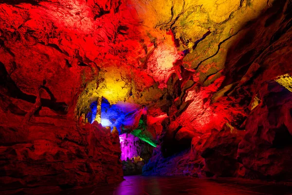 湖南省张家界 美丽的黄龙洞也被称为 世界洞穴奇观 五彩斑斓的灯光照亮了它令人惊叹的内部 — 图库照片