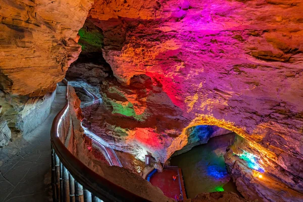 湖南省张家界 黄龙洞内明亮的楼梯和小径也被称为世界奇观 — 图库照片