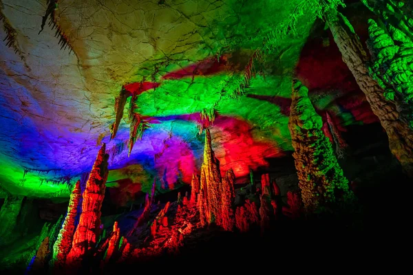 中国湖南省张家界 黄龙洞的美丽内部闪烁着五彩斑斓的明灯 钟乳石和石笋 黄龙洞也被称为世界洞穴奇观 — 图库照片