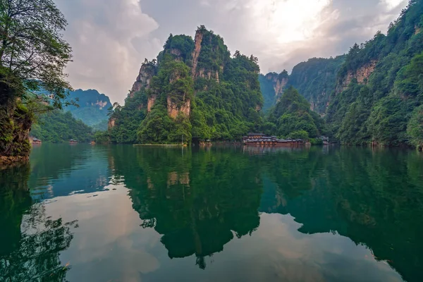 Дивовижно Красивий Карстовий Ландшафт Оточує Озеро Баофен Вулінґ Юань Національний — стокове фото